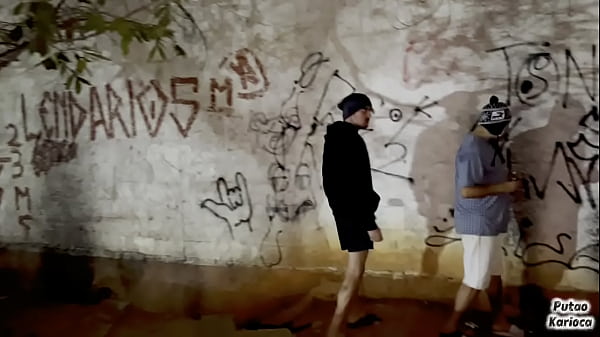 O Macho Casado Foi Fuma Uma Erva Na Pra&ccedil;a E Deu Tes&atilde;o E Acabou Pegando O Morador De Rua E Ganhando Leitada No Rabo thumbnail