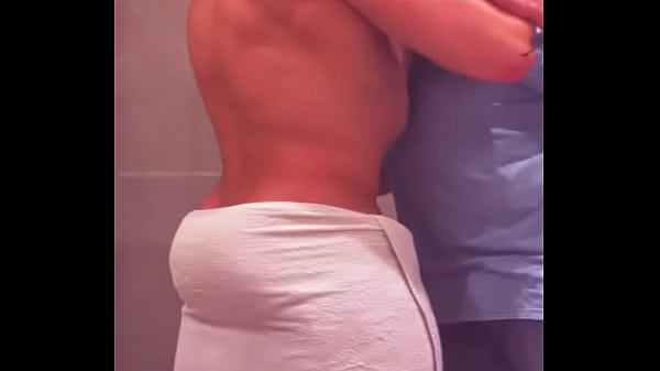 Encuentro a mi mejor amigo borrache en la ducha y le ayudo a descargar sus penas 