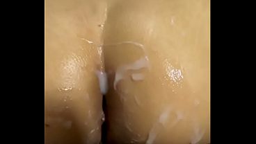 Tremenda explosion de leche en su culo