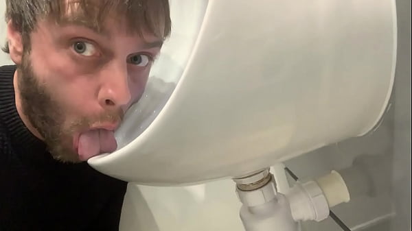 Play MP4 - Faggot licks work urinal