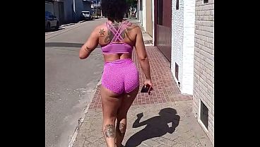 Vivian Fernandes passeando na rua