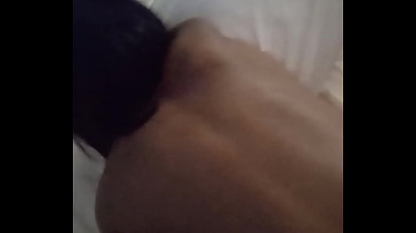 Magrinha morena dando de quatro