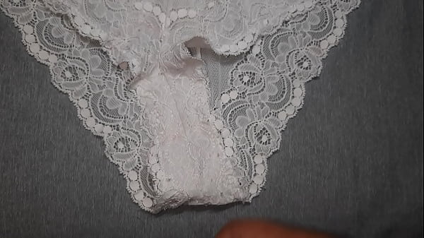 Jugando con los calzones blancos de encaje de_mi amigala culona