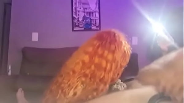 Esfregando a buceta rosa com plug anal ate a pica entrar