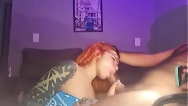 Esfregando a buceta rosa com plug anal ate a pica entrar