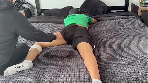 Adolesscente, Amigo Del F&uacute;tbol Me Permiti&oacute; Chuparle Y Correrme En Su Culo thumbnail