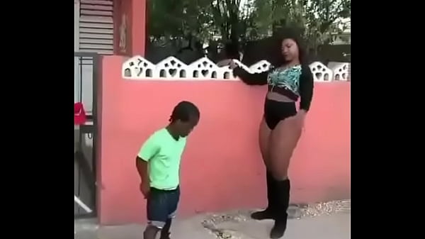 Play MP4 - Negra culona  bailando burry chica