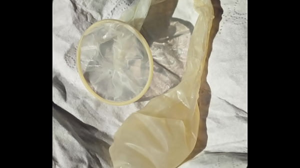 一个月没有射精，射在避孕套里 thumbnail