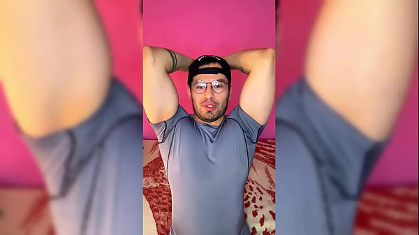 Hombre caliente se &eacute;xito en el gym y se jala su vergota muy rico 