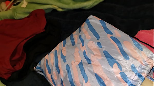 Play MP4 - Encontr&eacute; la bolsa de calzones usados de mi amiga