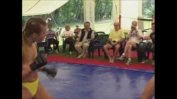 Play MP4 - Topless women fight