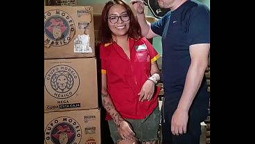 El Gerente De La Tienda Le Propone A Su Empleada Beneficios A Cambio De Una Cogida Dura Detr&aacute;s De La Bodega thumbnail