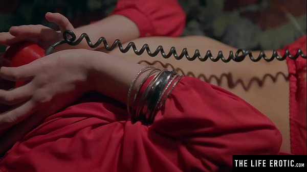 Play MP4 - Cute girl gets kinky thrills from frigging to dirty phone call