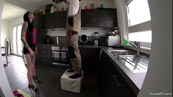 Play MP4 - German Teen - Teeny ist notgeil und fick mit dem Handwerker ohne Gummi