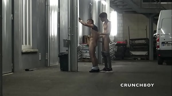 Jeune Mec Dos&eacute; Pae Un Lascar En Pleine Rue Publique En Pleine Nuit thumbnail