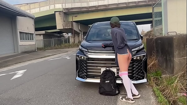 Play MP4 - 女装子まゆちゃんが車の陰に隠れてはだかにはおっただけのアウターの前をはだけて露出プレイを楽しんでいる横を車や人が通り過ぎていく　その２