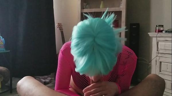 Girlfriend giving blowjob on_knees homemade