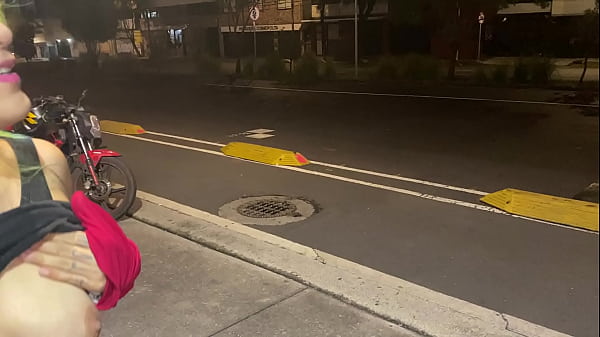 Se fue de pinta y se masturba en lacalle hasta lograr_un squirting