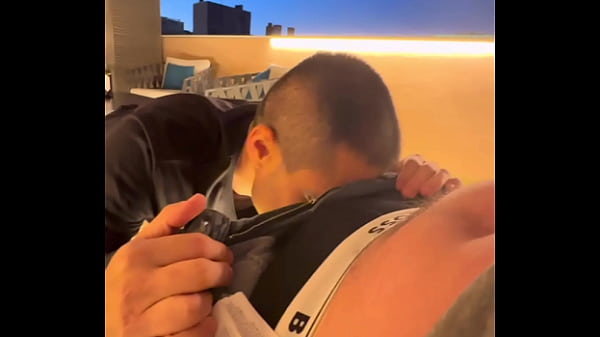 Daddy me folla y me pre&ntilde;a en su habitaci&oacute;n de hotel. PARTE 1 