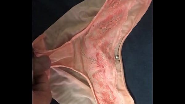 Play MP4 - 射在粉橘色網紗內褲上 分泌物帶點血