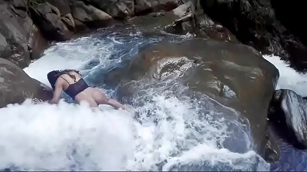 Lilyanse da un chapuzón muy_atrevidoal borde de unacascada