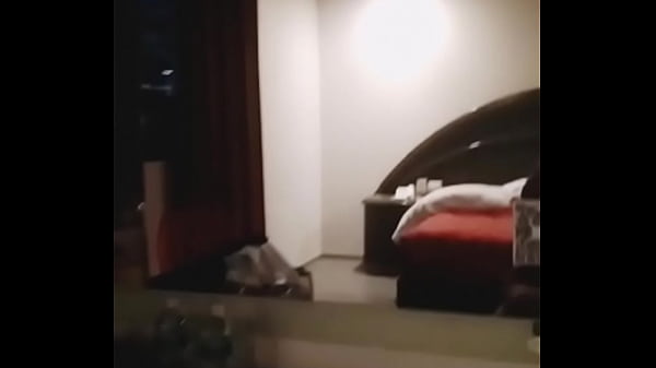 As&iacute; nos esp&iacute;an cogiendo desde el metro 