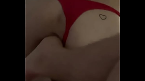 Enfiando os p&eacute;s dentro - fetiche 