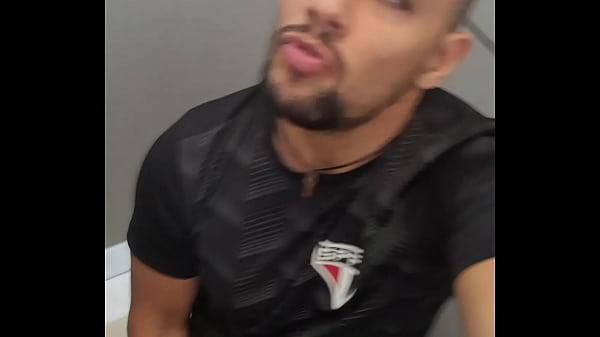 Macho Chupando O Penes Grosso Do Outro Dentro Do Box Do Banheiro Do Mercadinho thumbnail