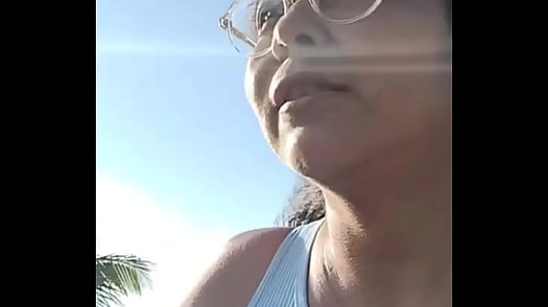 Play MP4 - La vecina hace entregas didi y no se da cuenta que ense&ntilde;a todo&period;