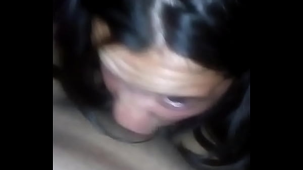 morocha Argentina hace terrible chupada y se traga_toda la leche