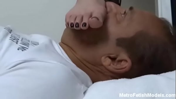 Play MP4 - Licking Gothic Latina Goddess Amy's Dirty Feet