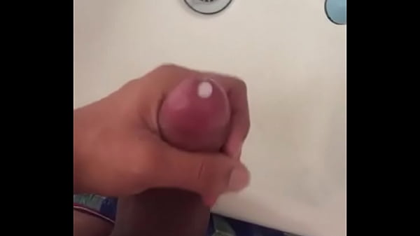 Chico gay se masturba en el ba&ntilde_o