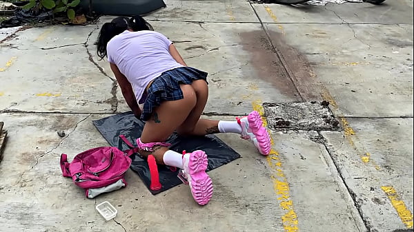 Sorprendida masturbándose en un lugar abandonado