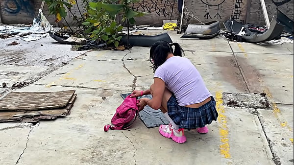 Play MP4 - Sorprendida masturb&aacute;ndose en un lugar abandonado