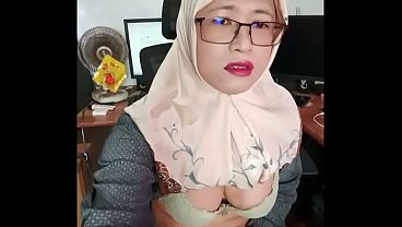 Masturbating Hijab Ladyboy Cums 