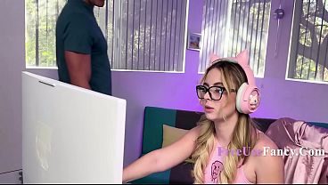 Nonton Tiny Gamer Girl Glitches Unless She Gets Dick thumbnail