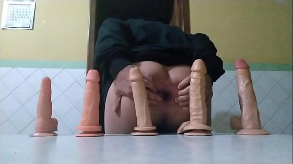 1 ano de Xvideos e 5 dildos 