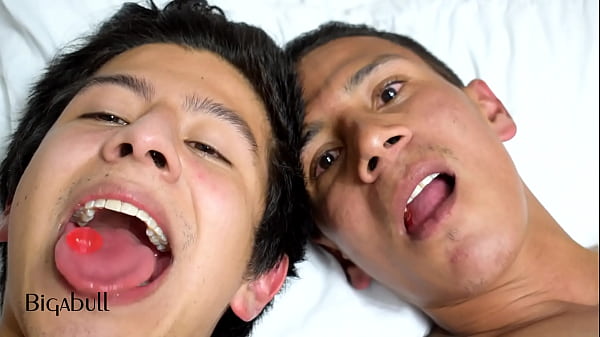 Dos chicos mostrando la boca y lengua 