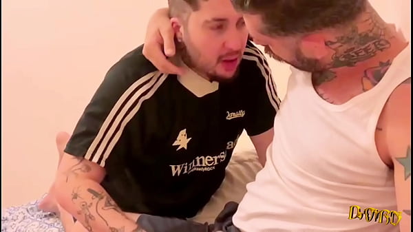 O marido do vizinho n&atilde;o libera o cuzinho pra ele ent&atilde;o ele veio se aliviar comigo (COMPLETO NO RED) 