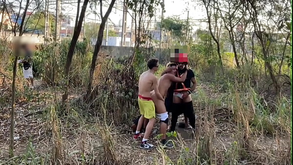 Play MP4 - Luccas melo - Ofereceu o cuzinho para homens que caminhavam pelo parque afim de fuder