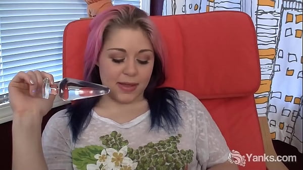 Tattooed pink haired bbw babe from yanks sarah greenmore vibrating her slit to multiple orgasms