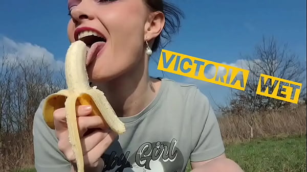 Nonton Liking Banana #foodfetish #bananagirl #girl Banana #eating Banana #horny #licking #fans #clips thumbnail
