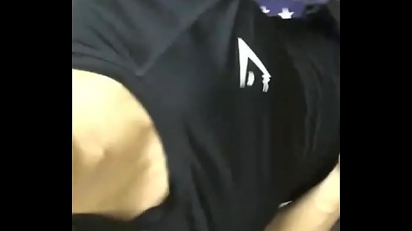 Ngực to qu&aacute; thể 