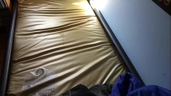 Play MP4 - Waterbed wank in boxers