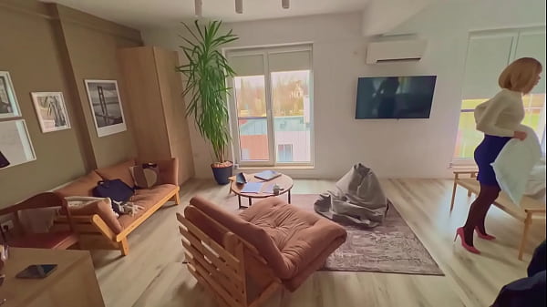 Nonton The Hotel Administrator Cleans The Hotel Room thumbnail