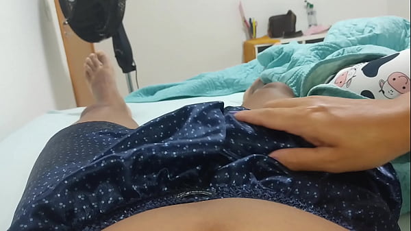 Play MP4 - O pau estava quieto at&eacute; a putinha come&ccedil;ar a punhetar ele&comma; ele ficou nervoso&period;