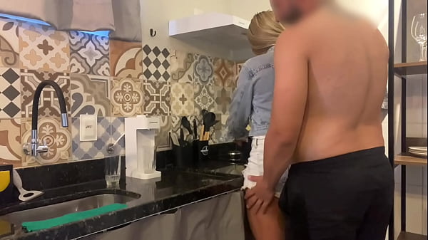 Play MP4 - CHAMEI MEU NOVO VIZINHO PRA TOMAR UM CAFE MAS ELE QUIS COMER MEU CUZINHO