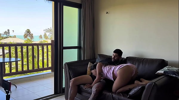 Play MP4 - Acordando o turista na praia de cumbuco de pijaminha rosa