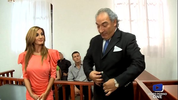 Ces belles salopes se font baiser devant le juge_au tribunal