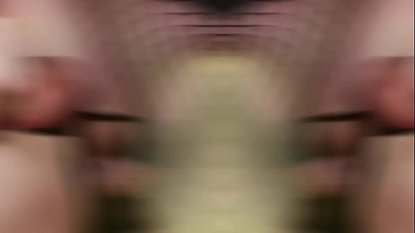 Je suis en r&eacute;sille il porte un string fendu m&rsquo;attache me chauffe puis s&rsquo;empale sur ma bite avec envieet mo